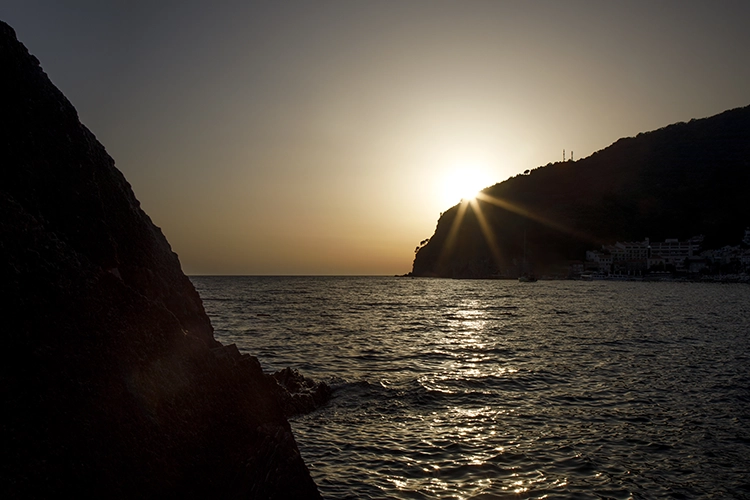 Tamo gde more uzvraća poljubce: putopisna fotografija